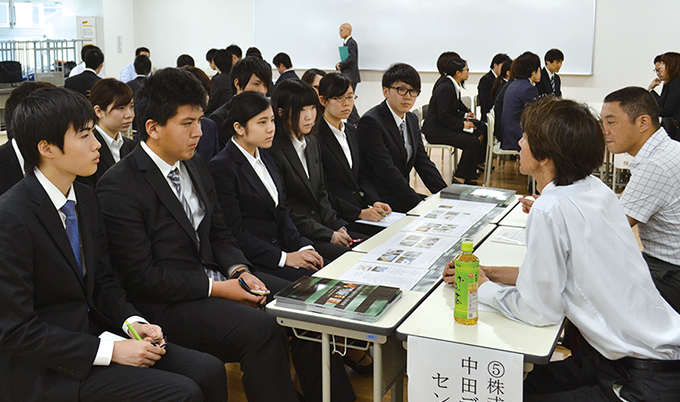 職場見学・卒業生講演を経て希望の就職先をイメージする